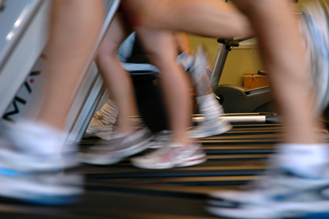 Running-on-treadmills-motion-blur.jpg